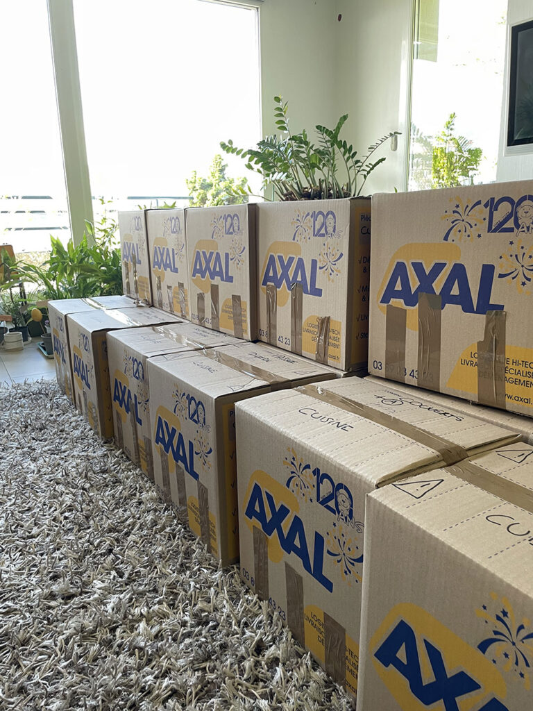 pile de cartons Axal prêts préparés pour le déménagement d'un logement