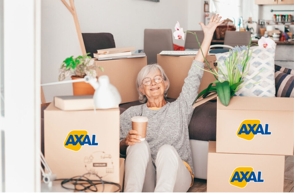 Femme senior sereine et souriante lors de son déménagement avec Axal