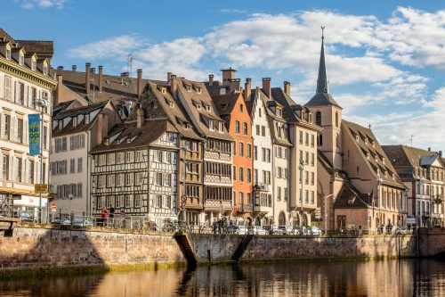vue depuis les quais de Strasbourg et ses maisons traditionnelles alsaciennes