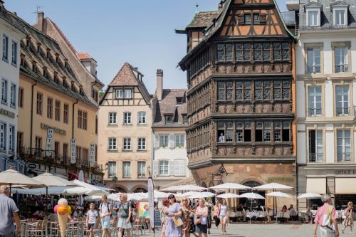 restaurants traditionnels et terrasses, place de la Cathédrale à Strasbourg