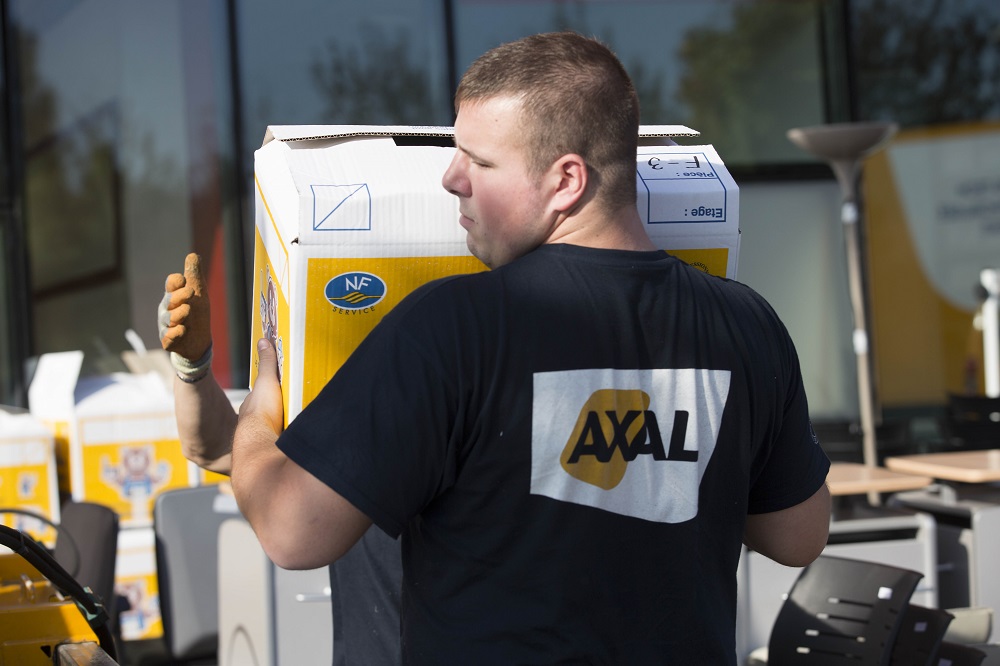 Déménageur Axal transportant un carton de déménagement