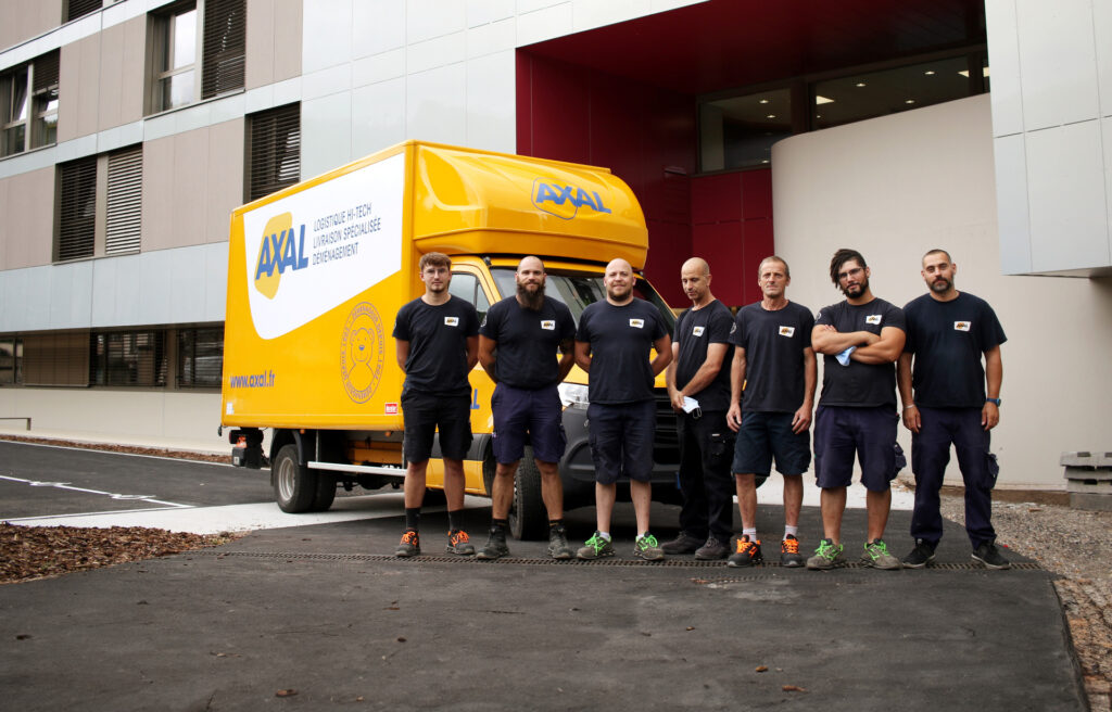 Equipe de déménageurs Axal devant leur camion de déménagement