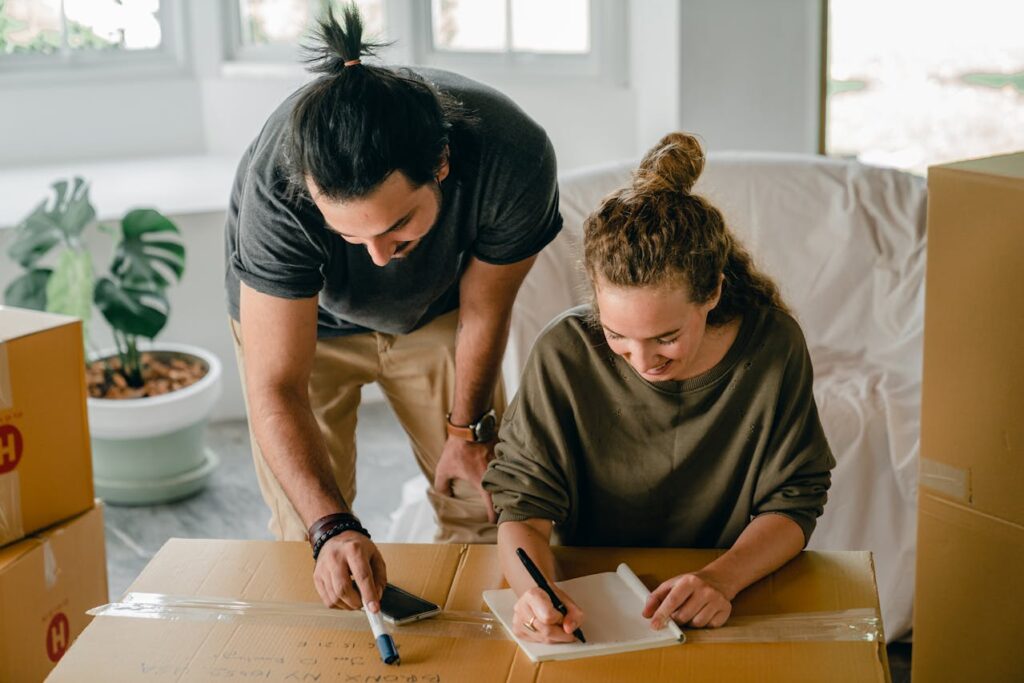 un couple préparant ses cartons et sa checklist de déménagement