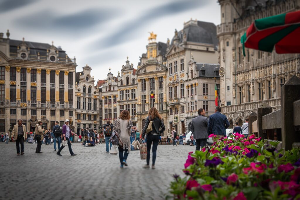 Passants déambulant la Grand-Place de Bruxelles en Belgique