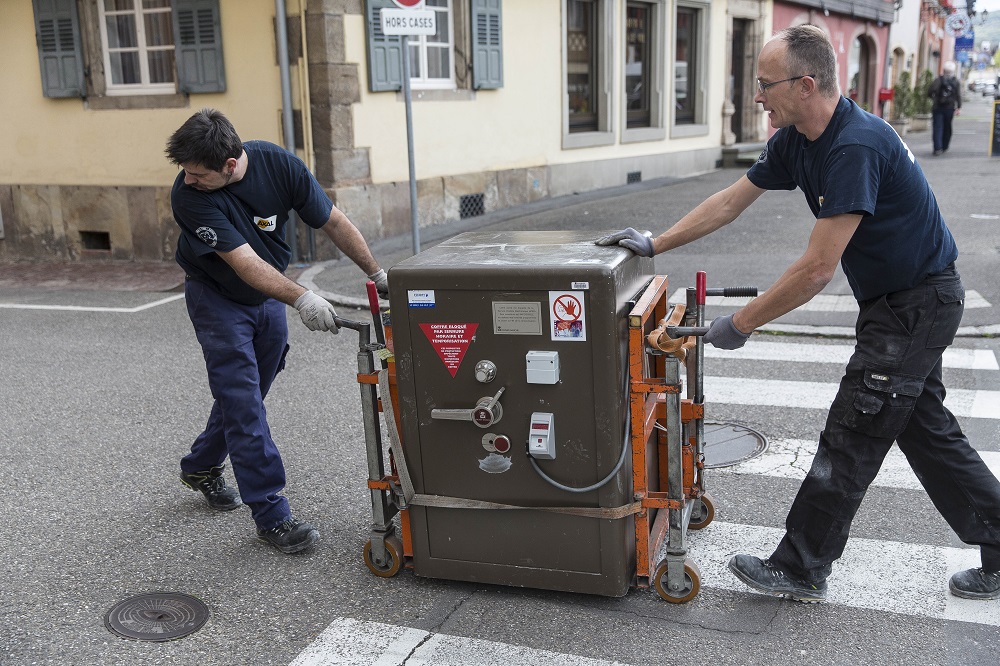 Déménageurs spécialisés assurant le transport sécurisé d'un coffre-fort