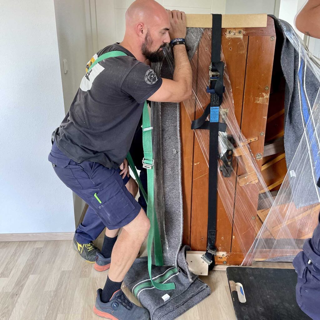 déménageur professionnel assurant le transport sécurisé d'objets lourds