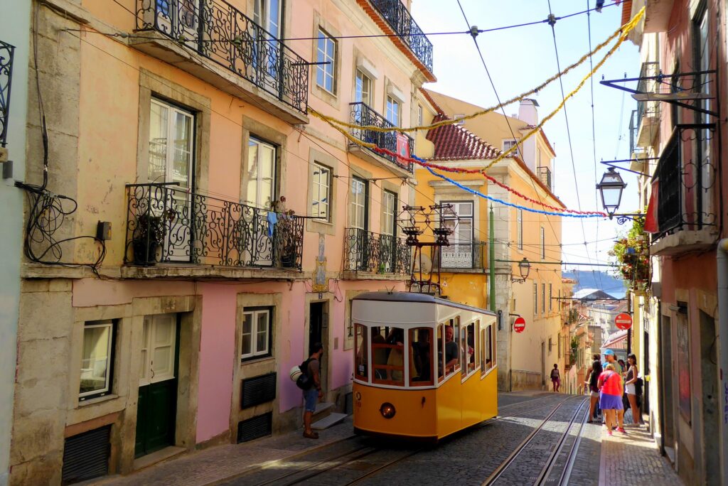 une rue avec un tramway à Lisbonne