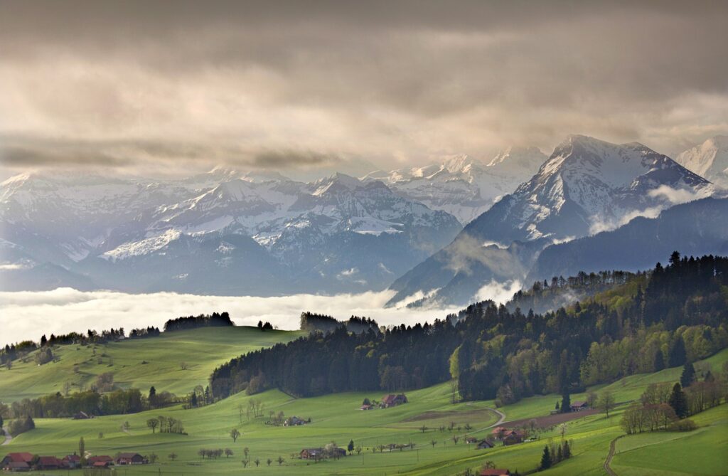 Montagnes et environnement alpin pour illustrer le déménagement France-Suisse