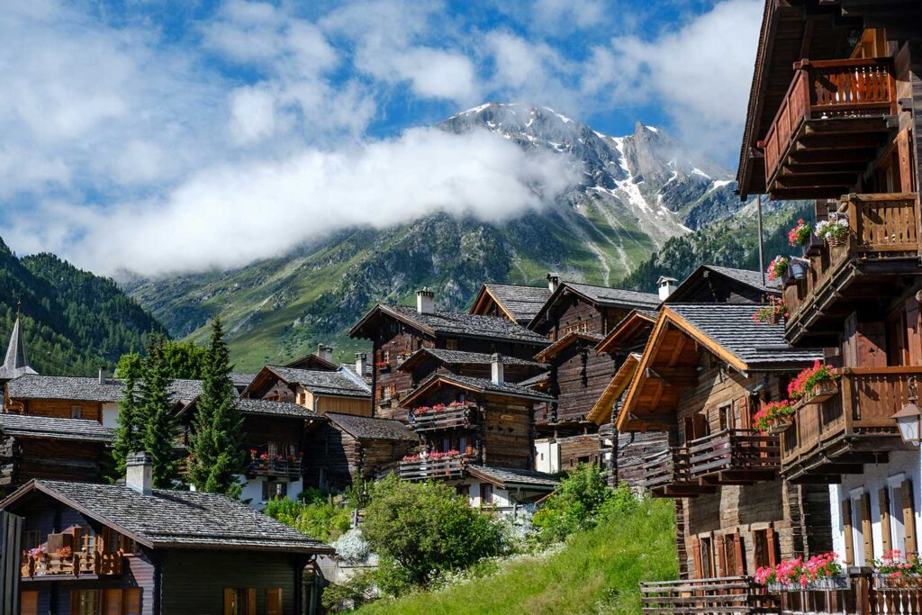 Chalet suisse et paysage montagneux