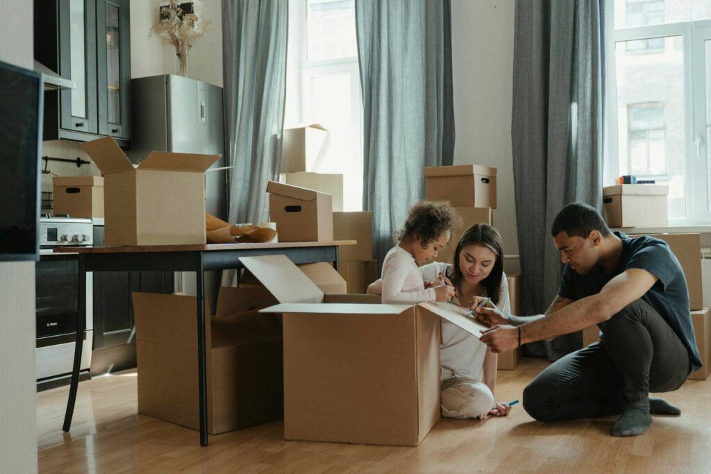 Des particuliers préparant ses cartons de déménagement
