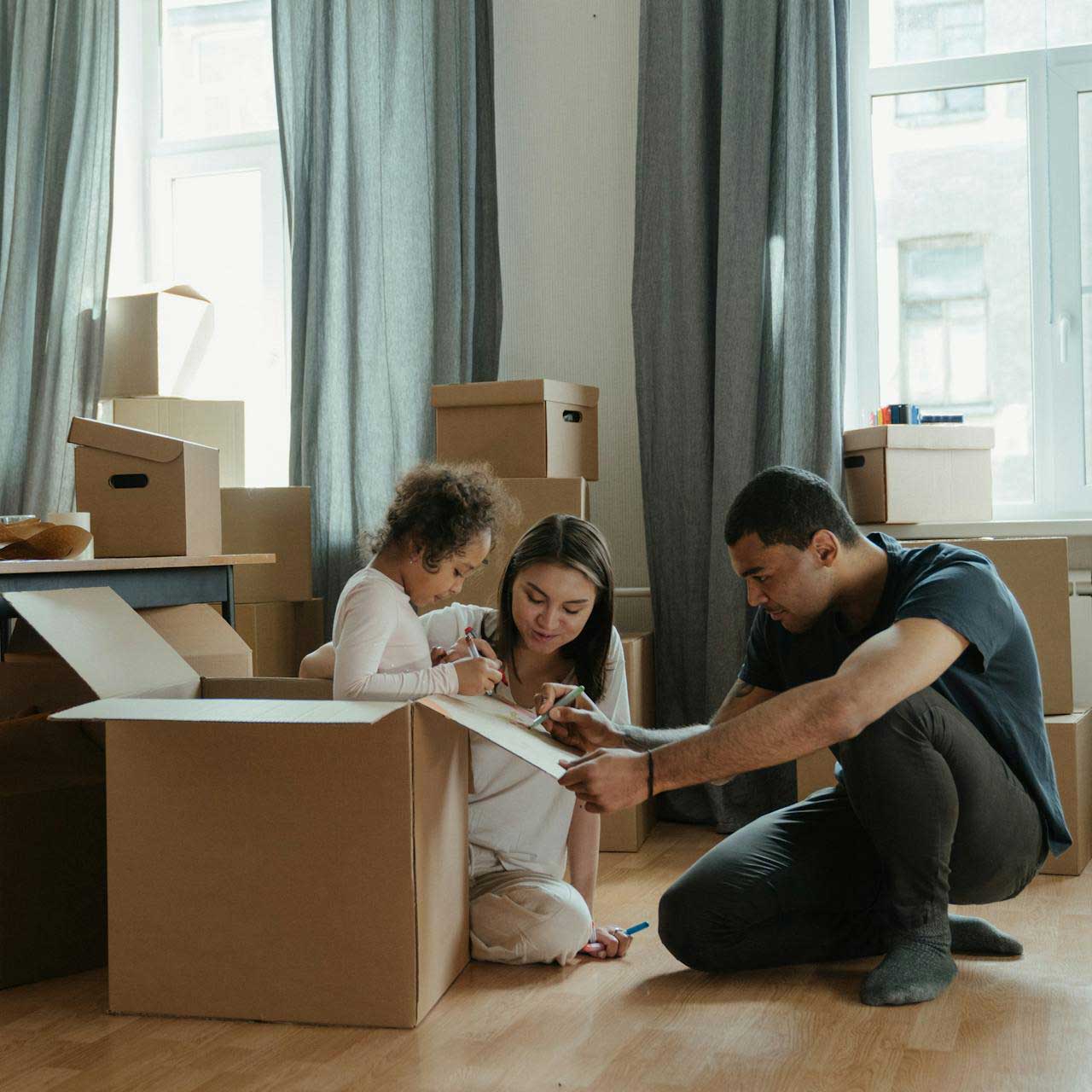 Une famille préparant ses cartons de déménagement