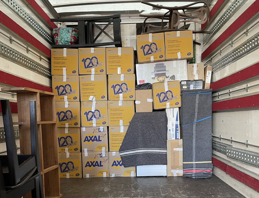 chargement ordonné de meubles et cartons de déménagement Axal