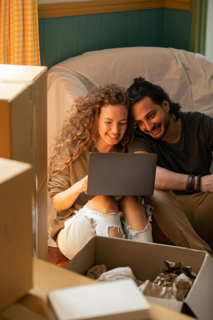 Un couple effectuant un paiement en ligne sur leur ordinateur portable