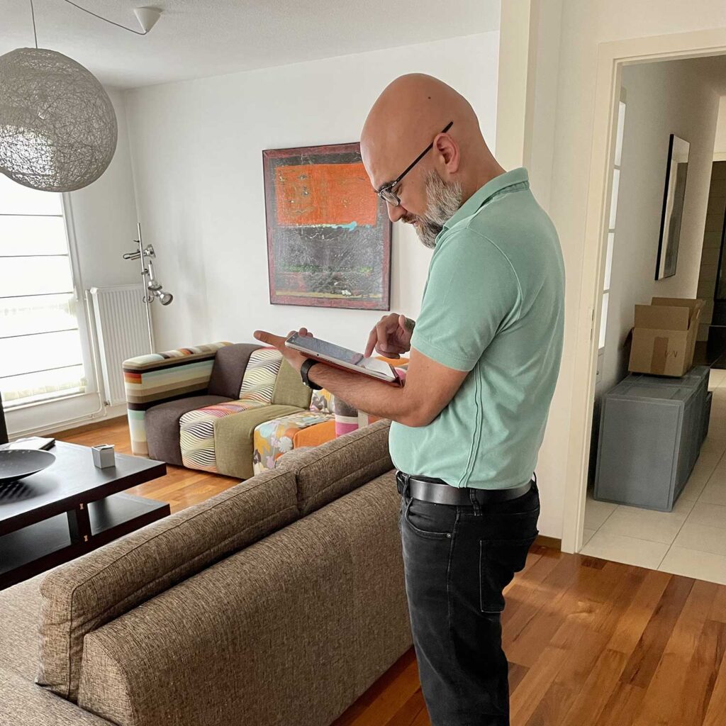 Expert déménageur réalisant une visite technique avant déménagement