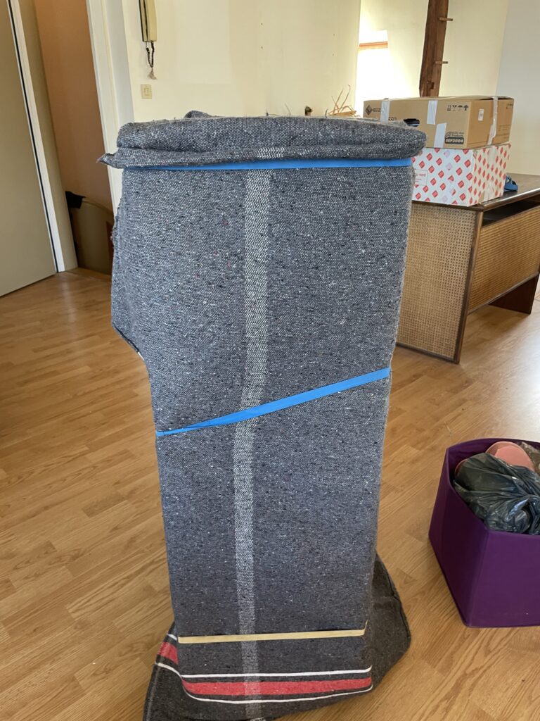 emballage sous couverture d'un meuble pour son transport